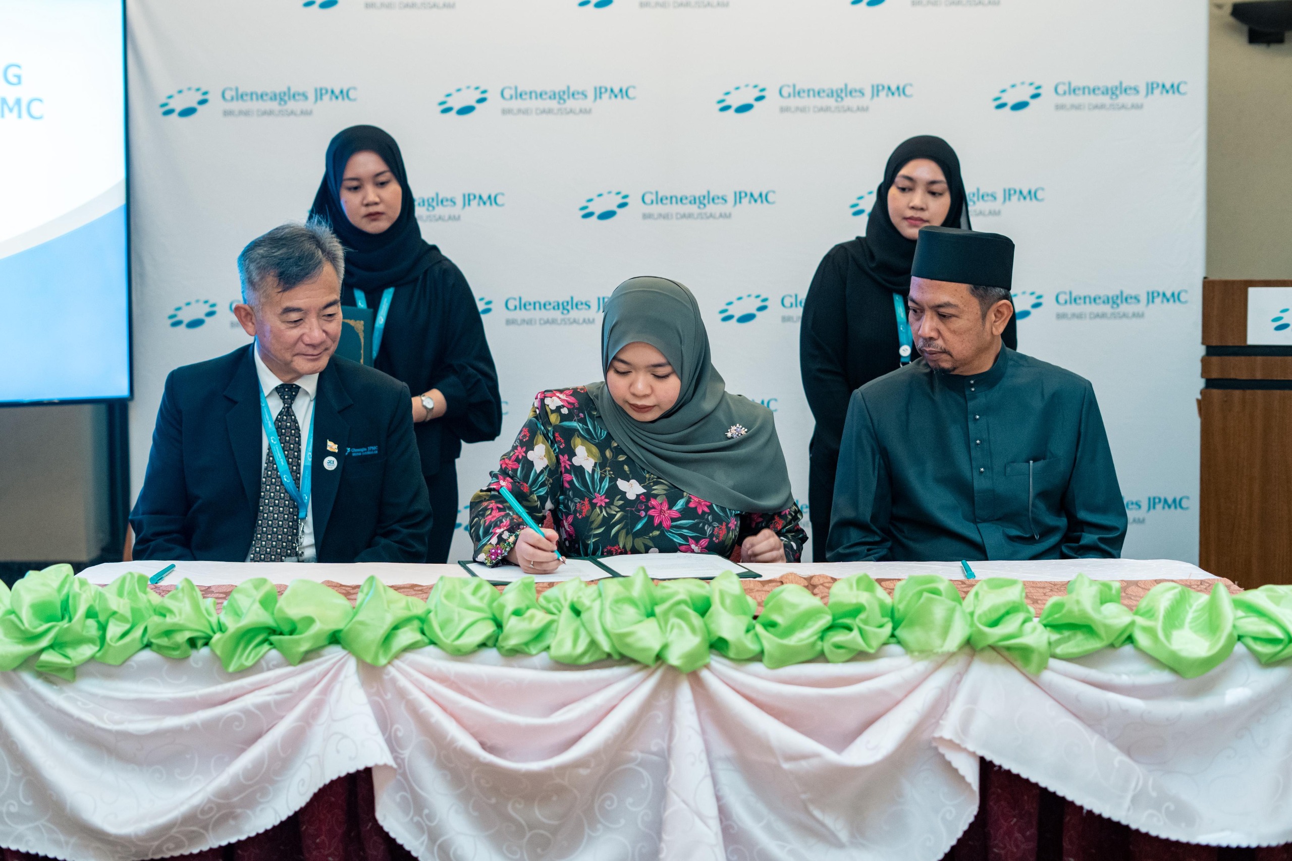 Gleneagles JPMC Awards Nursing Scholarship to Local Student